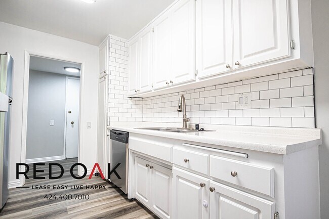 Foto del edificio - Amazing Bright and Spacious Completely Rem...