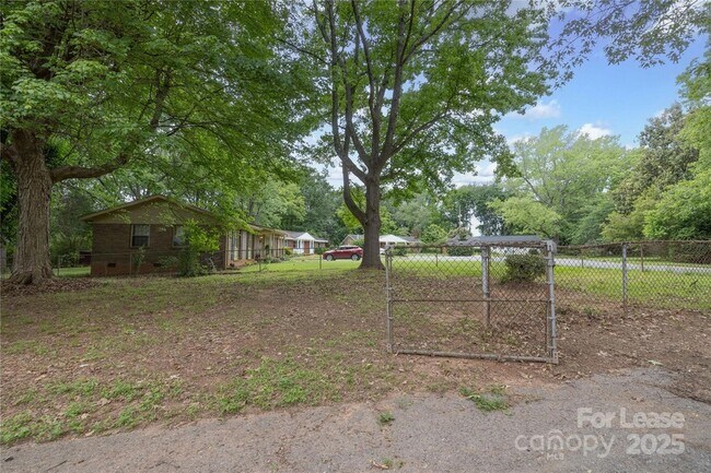 Foto del edificio - 4438 Gainsborough Rd