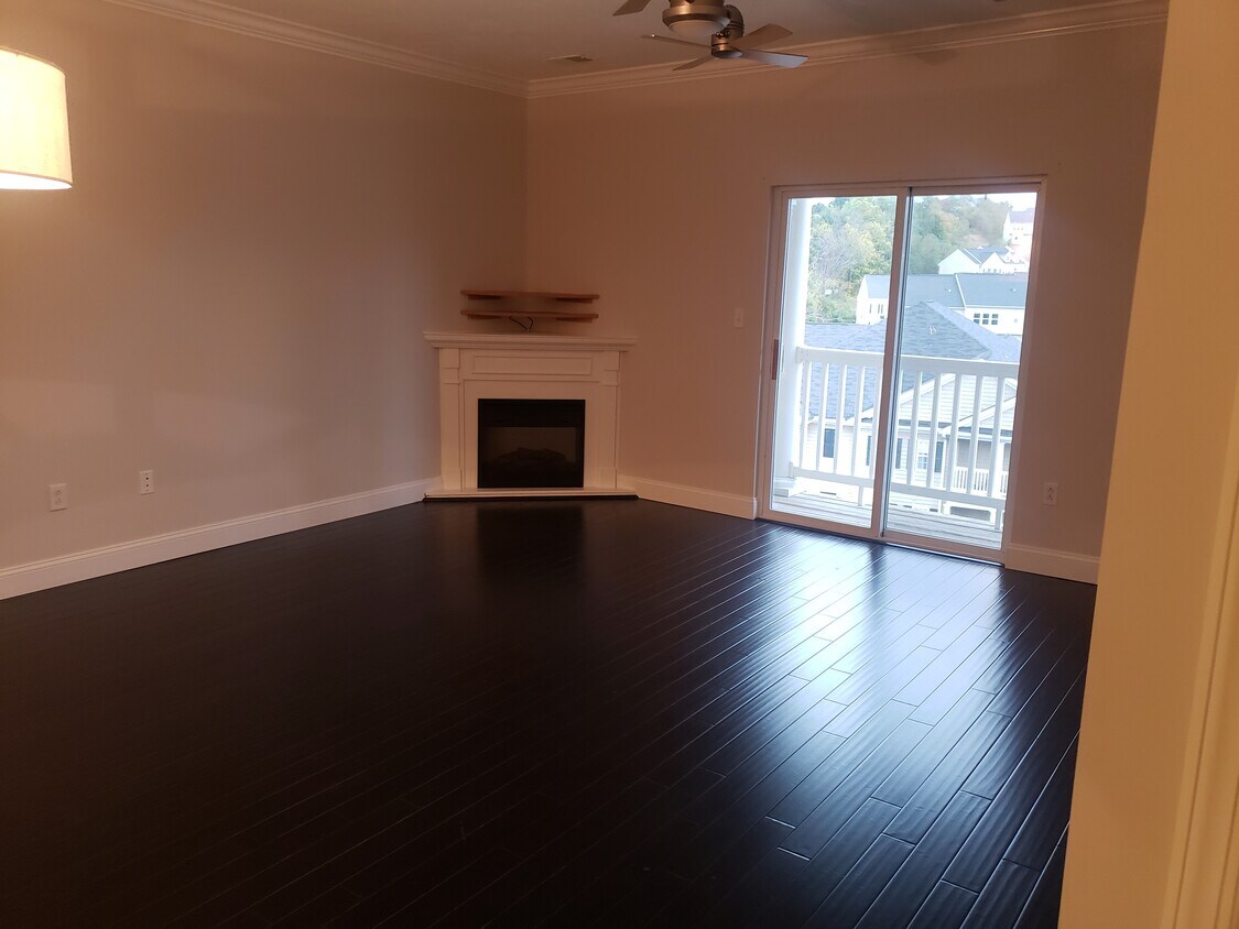 Living room - 2636 Suncrest Vlg