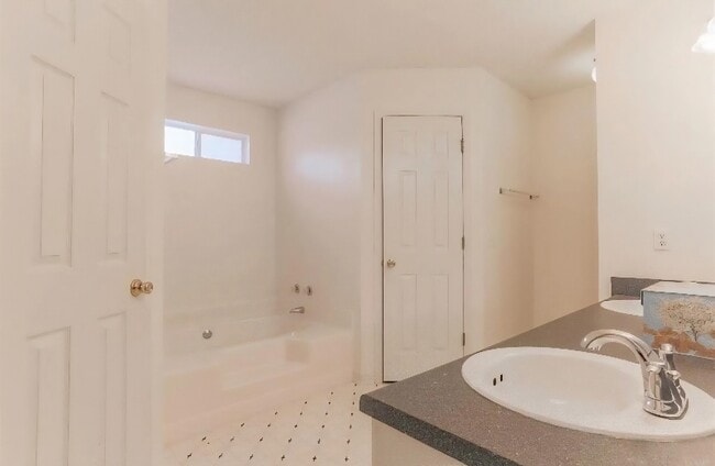 Building Photo - 915 Vonna Jo Cir