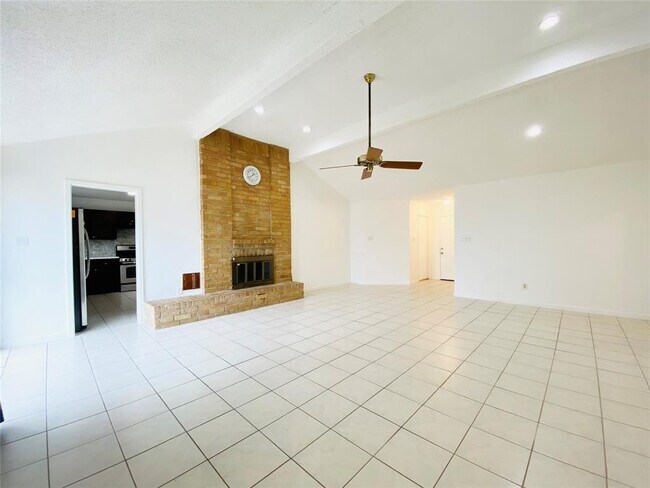 Building Photo - 16118 Pasadero Dr