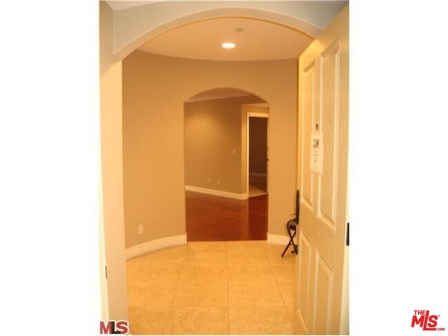 Building Photo - 1135 Rexford Dr