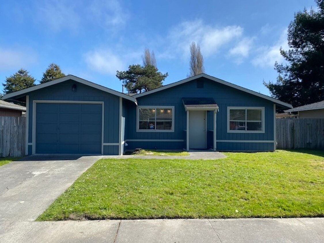 Foto principal - ARCATA! FULLY REMODELED 3 bedroom / 1.5 ba...