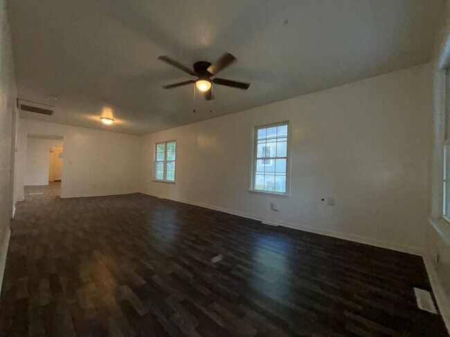 Building Photo - 3 bedroom 2 full bathrooms Available now