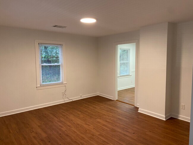 Building Photo - 639 Maple St