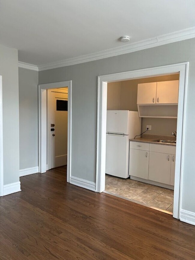 Foto del edificio - Beautiful Edgewater Efficiency Studio ~ Heat Included ~ Cats Welcome