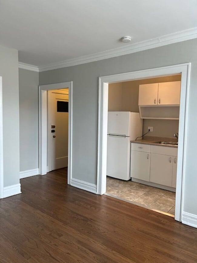 Building Photo - Beautiful Edgewater Efficiency Studio ~ Heat Included ~ Cats Welcome