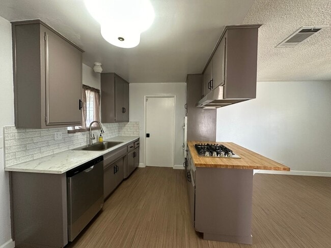 Foto del edificio - 4 BD/ 2 BA House - Sunnymead Blvd.