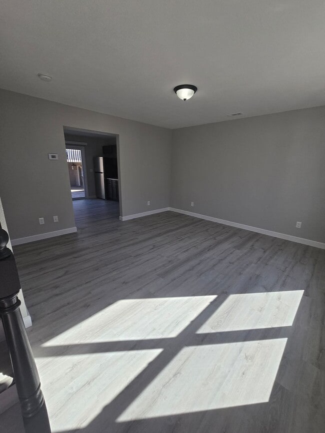 Building Photo - 2 Bedroom 1.5 Bath Townhouse Apt in Osage Beach!