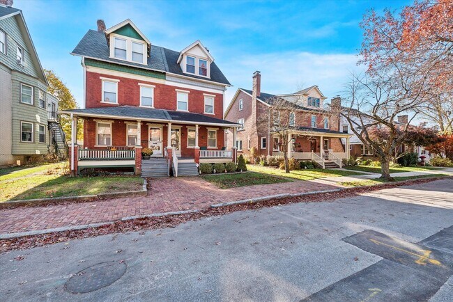 Foto del edificio - COMING SOON!  Charming Updated Twin in Wes...