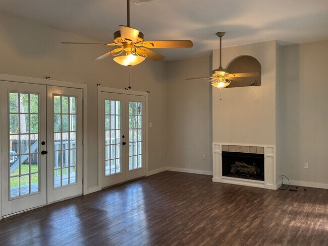 Foto del edificio - Charming 2 Bedroom Home for Lease in Denha...