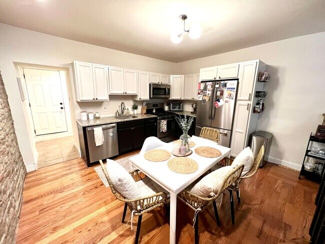 Foto del edificio - Beautiful 2-Bedroom Townhouse in Francisvi...