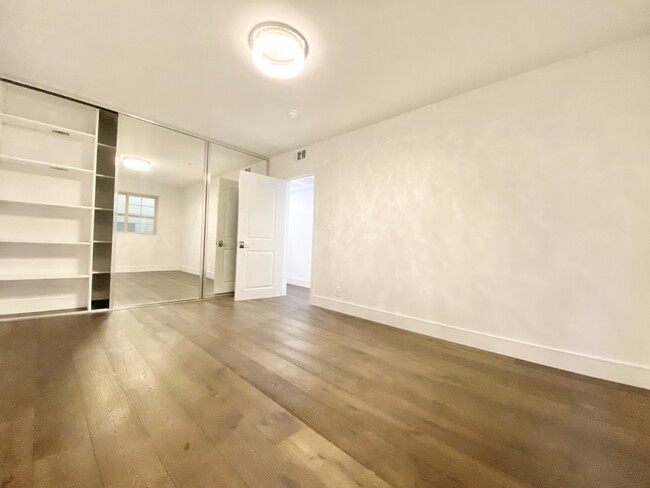 Foto del edificio - 320 N Crescent Dr