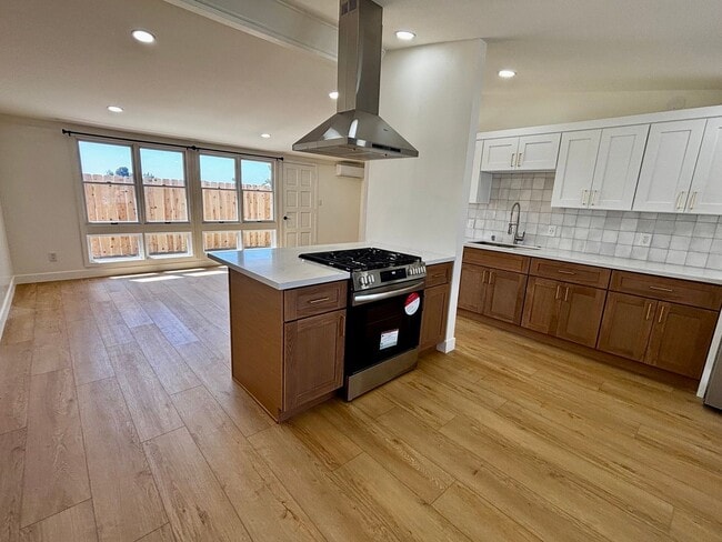 Building Photo - Beautiful Remodeled 2 bed 1 bath