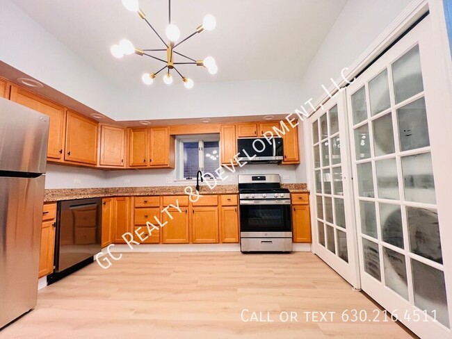 Building Photo - *** UPDATED 3 BDRM - 1 BTH / KITCHEN APPL ...