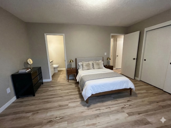 Building Photo - Spacious lower unit in refurbished duplex