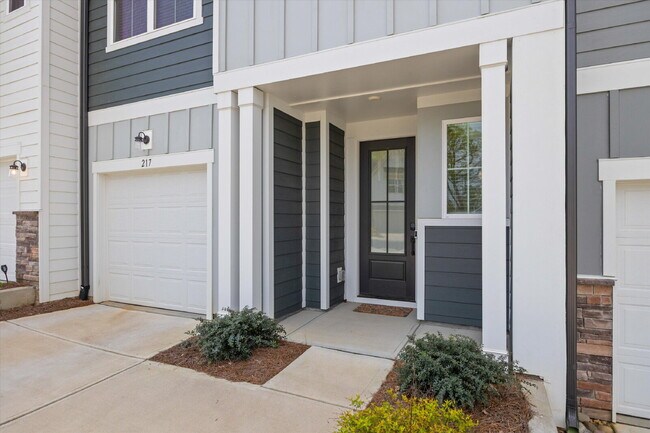 Foto del edificio - "Spacious 3-Bed Townhouse  with 2.5 Baths at 217 Brooks Springs Drive, Fort Mill!"