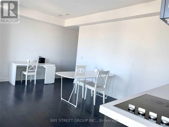 Photo du bâtiment - 1080 Bay St.