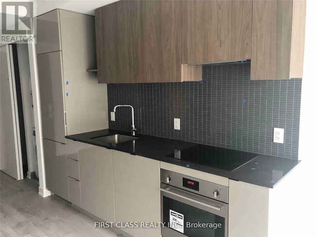 Building Photo - 161-161 Roehampton Ave