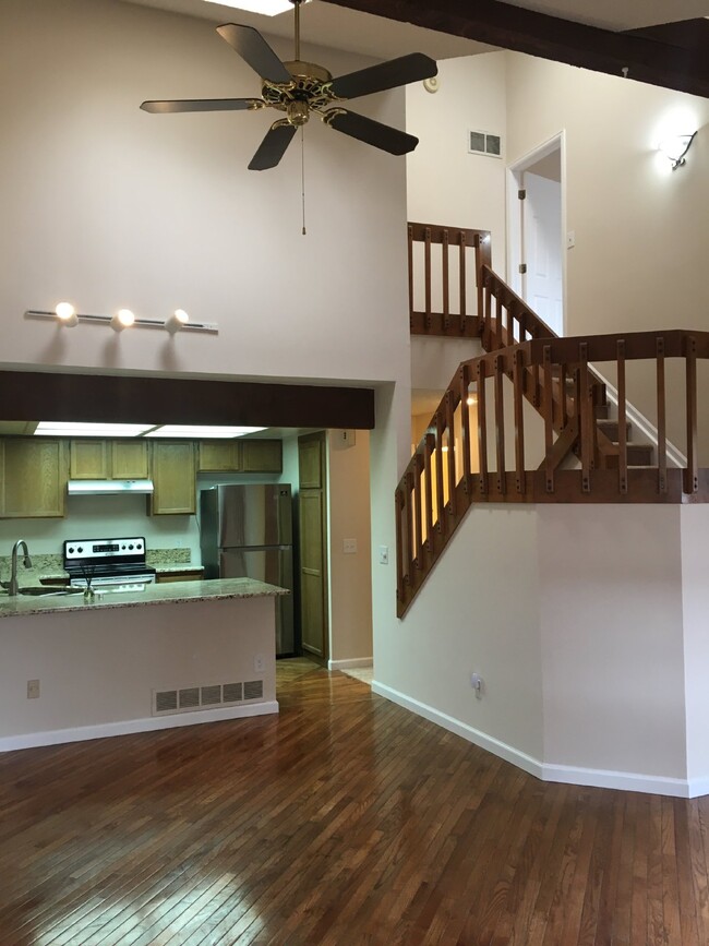 Building Photo - Spacious Townhouse For Rent