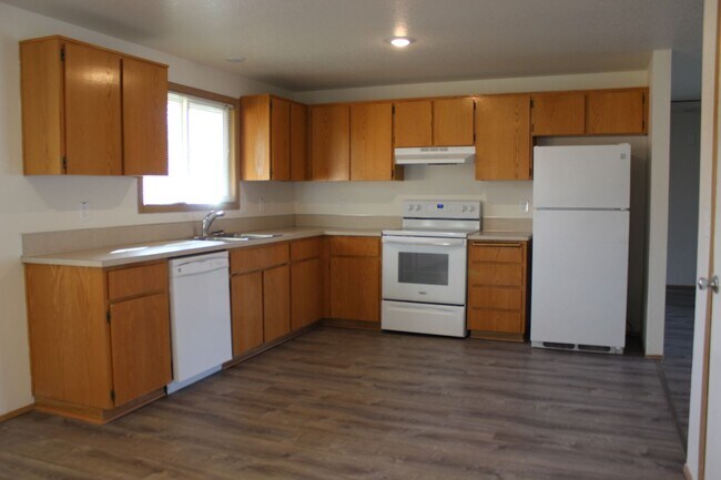Foto del edificio - 3 bedroom 1 bath home in Hillsboro near Max line