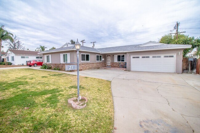 Building Photo - Expansive Four-Bedroom In Highly Desirable City Of Redlands!