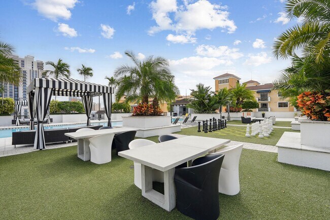 Espacios lounge en la azotea con juegos y cabañas. - AMLI Dadeland