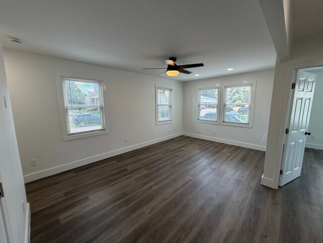 Foto del edificio - 604 N Causeway Blvd