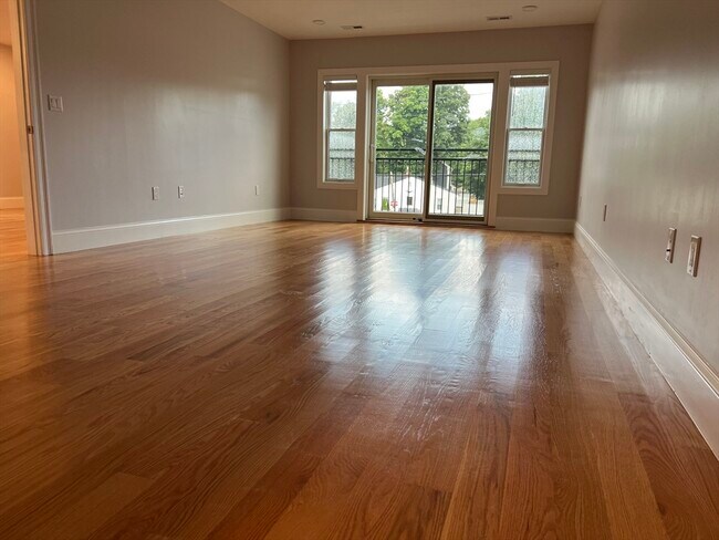 Building Photo - 12 Pond St