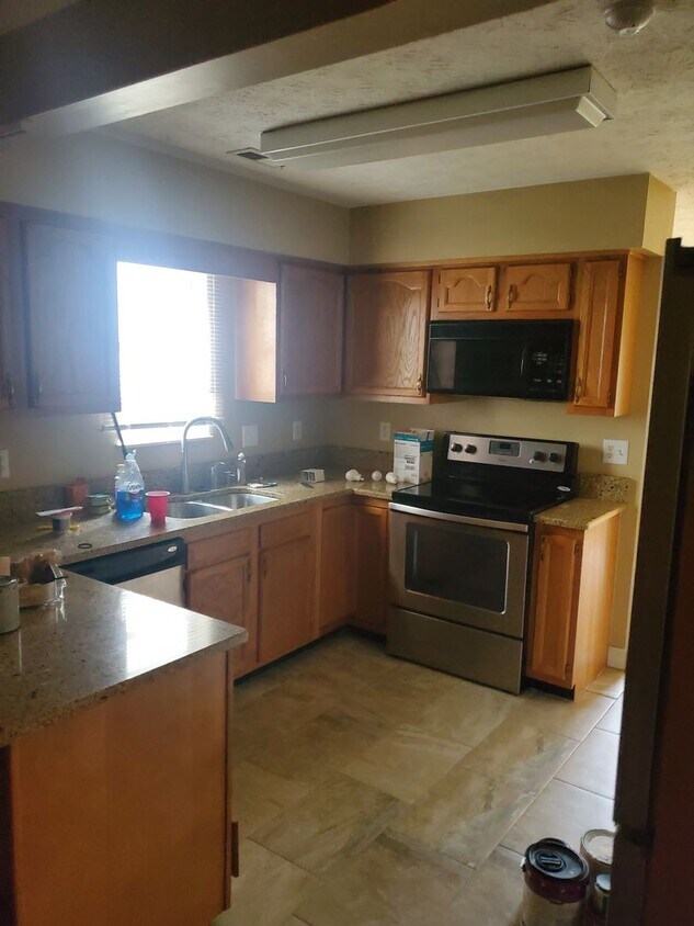 Foto del edificio - West Knoxville 37934 - 3 bedroom, 2.5 bath with a sunroom and 1-car garage - Call Lisa Vineyard 8...