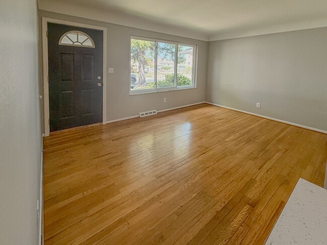 Building Photo - Fall in Love with Your Next Home! 1-Bedroo...