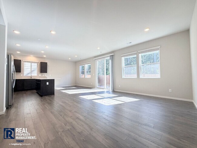 Foto del edificio - Stunning 4-Bedroom Home with Mount Rainier Views in Rainier Ridge!