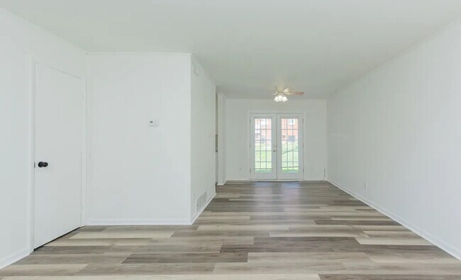 Building Photo - Room in Apartment on Greenbriar Rd