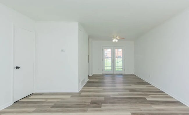 Building Photo - Room in Townhome on Greenbriar Rd