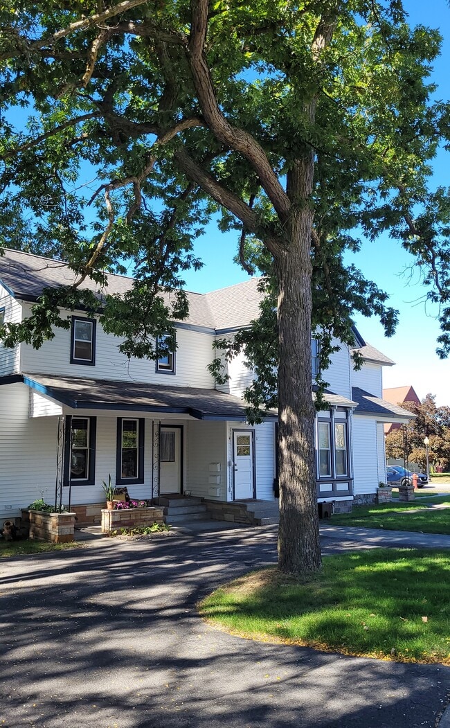 Lovely fourplex in sought-after downtown neighborhood - 624 E State St