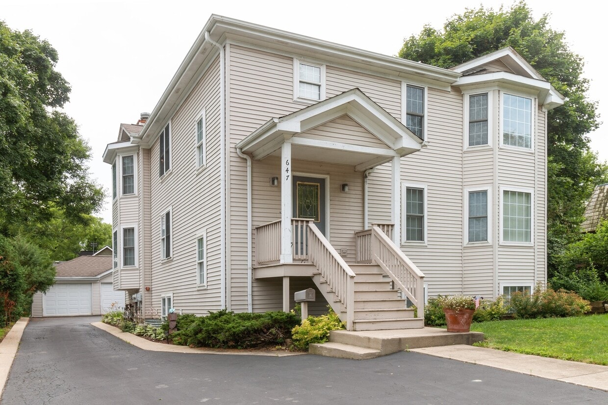 647 S Hough St Unit 2, Barrington, IL 60010 Room for Rent in