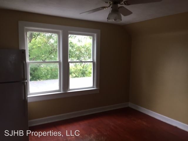 Building Photo - 1 br, 1 bath House - 109 Oak St Up