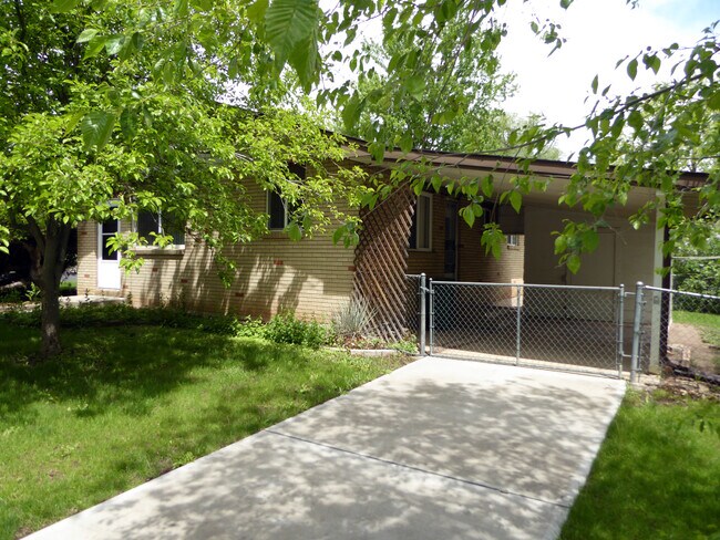 Foto del edificio - 1712 Crestmore Pl