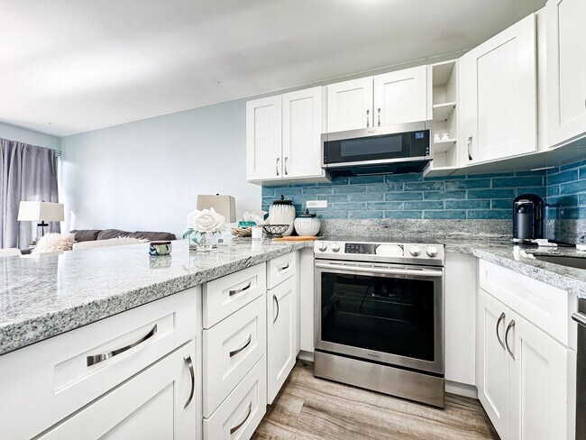 Foto del edificio - Fully Furnished Waikiki Condo with Direct Ocean Views, Parking, Central A/C