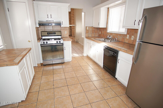 Building Photo - 681 Bristol Dr