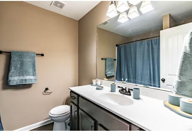 Foto del edificio - 2495 Rollow Ln