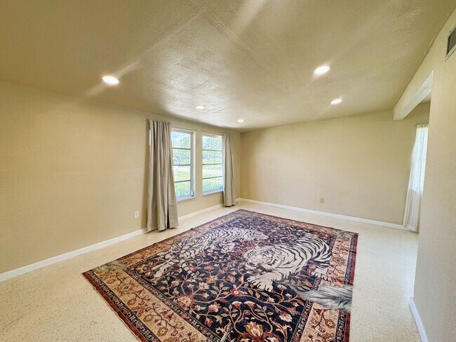 Foto del edificio - Beautifully Renovated 2 Bedroom + Bonus Room Home on a Corner Lot in North Port!