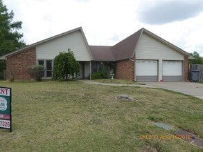 Building Photo - 2408 NW Redwood Ln