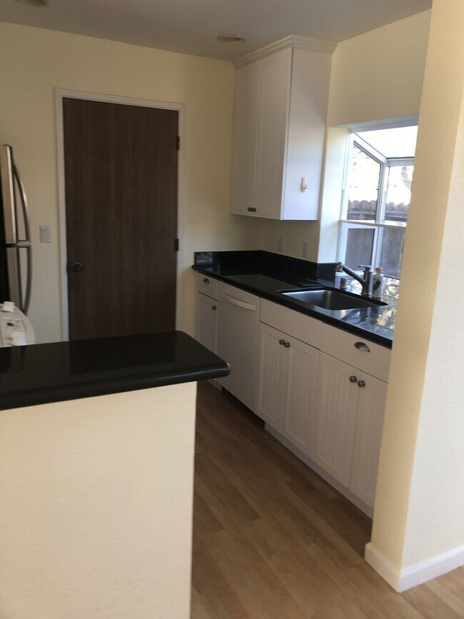 Foto del edificio - Coastal Living in Sought-After Twin Lakes ...