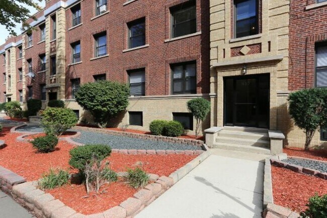 Building Photo - 844 W Waveland Ave