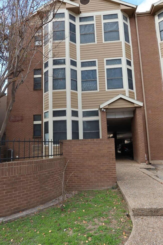 Foto del edificio - Wesdgewood West Campus - 1BD / !BA - 10 Ft Ceilings - Nodern Appliances - Gated - W/D -  $1200