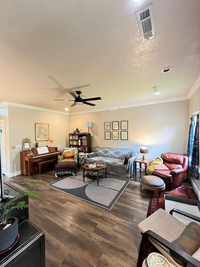 Foto del edificio - 3 bedroom 2 bath custom home, 2 car garage...
