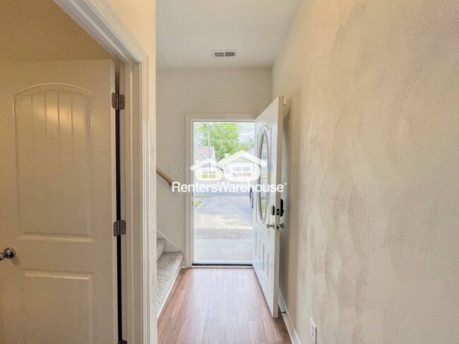 Building Photo - 1713 Sparrow Rd