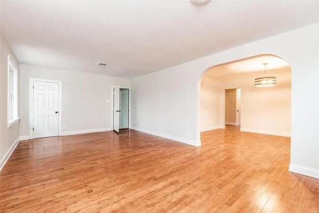 living room w/ coat closet - 7136 Amherst Ave