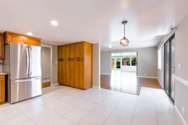 Building Photo - 3350 Las Vegas Dr